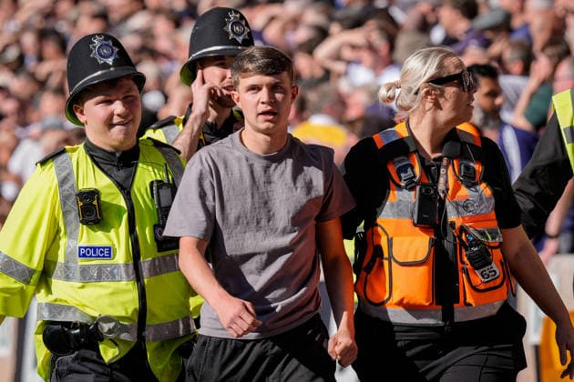 Premier League: Wolverhampton Wanderers v Tottenham Hotspur A fan is escorted and ejected from the ground by the police for attempting to invade the field of playduring the Premier League match Wolverhampton Wanderers vs Tottenham Hotspur at Molineux, Wolverhampton, United Kingdom on 25 April 2026 (Photo by Maynard Manyowa News Images) Wolverhampton Molineux West Midlands United Kingdom Copyright: xMaynardxManyowa NewsxImagesx