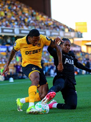 WOLVERHAMPTON, ENGLAND - April 25: Djed Spence of Tottenham slides in on Jackson Tchatchoua of Wolves during the Premier League football match between Wolverhampton Wanderers and Tottenham Hotspur at Molineux stadium on April 25, 2026 in Wolverhampton, England. Copyright: xNataliexMincher SPPx Sportspressphoto_SPR135622