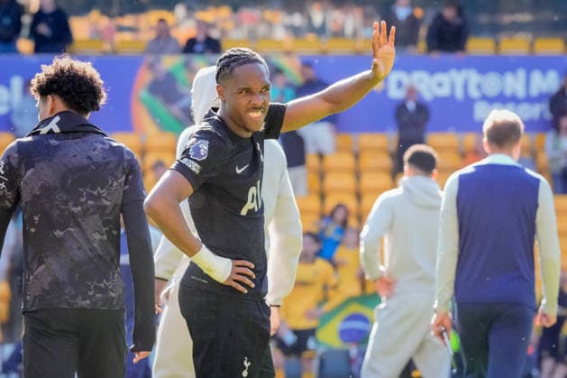 Premier League: Wolverhampton Wanderers v Tottenham Hotspur Mathys Tel of Tottenham Hotspur applauds the fans after the final whistle during the Premier League match Wolverhampton Wanderers vs Tottenham Hotspur at Molineux, Wolverhampton, United Kingdom on 25 April 2026 (Photo by Maynard Manyowa News Images) Wolverhampton Molineux West Midlands United Kingdom Copyright: xMaynardxManyowa NewsxImagesx