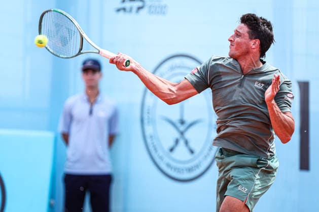 Mutua Madrid Open 2026 - Day 6 Luciano Darderi of Italy competes against Juan Manuel Cerundolo of Argentina during their Men s Singles match on Day Six of the Mutua Madrid Open at La Caja Magica on April 25, 2026, in Madrid, Spain. Madrid Madrid Spain  Copyright: xMiguelxReisx originalFilename:reis-notitle260425_npqQF.jpg