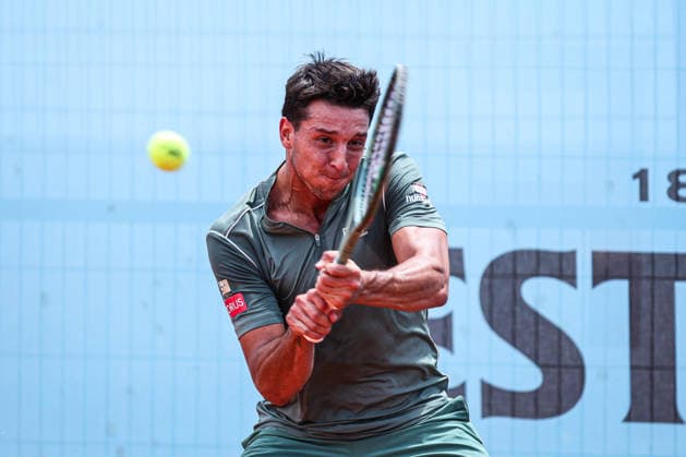 Mutua Madrid Open 2026 - Day 6 Luciano Darderi of Italy competes against Juan Manuel Cerundolo of Argentina during their Men s Singles match on Day Six of the Mutua Madrid Open at La Caja Magica on April 25, 2026, in Madrid, Spain. Madrid Madrid Spain  Copyright: xMiguelxReisx originalFilename:reis-notitle260425_npvfx.jpg