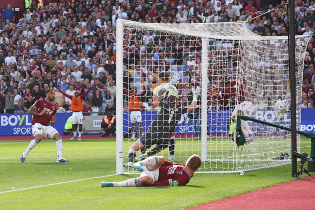 Premier League: West Ham United v Everton LONDON, UK - 25th Apr 2026: Callum Wilson of West Ham United scores his side s second goal during the Premier League match between West Ham United FC and Everton FC at London Stadium London London Stadium England United Kingdom Copyright: xCraigxMercerx xPeakxActionxPhotosx