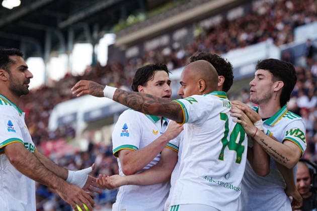 Roma™s Donyell Malen celebrates after scoring the 0-1 goal for his team during the Serie A soccer match between Bologna and Roma at the Renato Dall™Ara Stadium in Bologna, north Italy - Saturday, April 25, 2026 -  Copyright: xMassimoxPaolone LaPressex