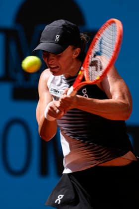 April 25, 2026, Madrid, Madrid, Spain: Iga Swiatek of Poland plays against Ann Li of USA during the Mutua Madrid Open 2026, ATP, Tennis Herren Masters 1000 and WTA, Tennis Damen 1000, at La Caja Magica on April 25, 2026 in Madrid, Spain. Madrid Spain - ZUMAa181 20260425_zaa_a181_183 Copyright: xOscarxJ.xBarrosox