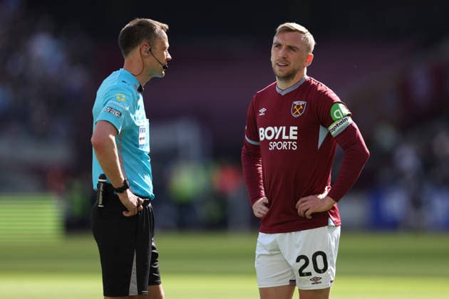 LONDON, ENGLAND, APRIL 25: Jarrod Bowen of West Ham United talks to match referee Stuart Attwell during the Premier League match between West Ham United and Everton at London Stadium on April 25th, 2026 in London, England (Photo by Alexander Canillas Sports Press Photo) Copyright: xAlexanderxCanillas SPPx Sportspressphoto_SPR135642