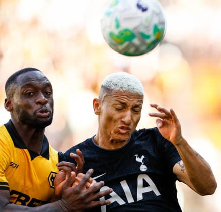 Wolverhampton Wanderers v Tottenham Hotspur Premier League Toti Gomes of Wolverhampton Wanderers and Richarlison of Tottenham Hotspur battle for the ball during the Premier League match at Molineux, Wolverhampton 25 04 2026 UK Newspapers OUT Copyright: xMaxxTomlinsonx FIL-23351-0024