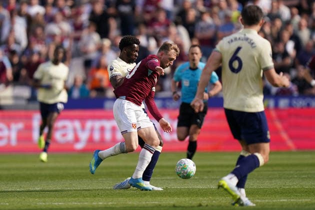West Ham United v Everton, Premier League Jarrod Bowen of West Ham United under pressure from Tim Iroegbunam of Everton during the West Ham United v Everton Premier League match at the London Stadium, London, England on 25 April 2026 Credit: Dylan Hepworth Every Second Media Editorial use only. All images are copyright Every Second Media Limited. No images may be reproduced without prior permission. All rights reserved. Premier League and Football League images are subject to licensing agreements with Football DataCo Limited. see https: www.football-dataco.com Copyright: xIMAGO EveryxSecondxMediax ESM-1946-0072 DylanxHepworthx xEveryxSecondxMediax