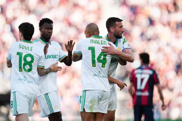 RomaÕs Donyell Malen celebrates after scoring the 0-1 goal for his team during the Serie A soccer match between Bologna and Roma at the Renato DallÕAra Stadium in Bologna, north Italy - Saturday, April 25, 2026 -  Copyright: xMassimoxPaolone LaPressex