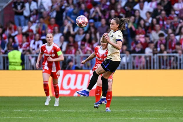 Soccer I Women I Season 2025 2026 I Champions League I Semi-final I FC Bayern Munich FC Barcelona I 25 04 2026 Ewa Pajor 17, FC Barcelona blocks a shot from Georgia Stanway 31, FC Bayern Munich Munich Allianz Arena Werner Heisenberg Allee 25 Bayern Germany Copyright: xLobeca InesxHähnelx