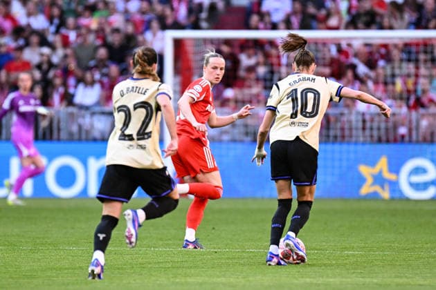 Soccer I Women I 2025 2026 season I Champions League I Semi-finals I FC Bayern Munich FC Barcelona I 25 04 2026 Franziska Kett 20, FC Bayern Munich must run against Ona Batlle 22, FC Barcelona and Caroline Graham Hansen 10, FC Barcelona Munich Allianz Arena Werner Heisenberg Allee 25 Bayern Germany Copyright: xLobeca InesxHähnelx