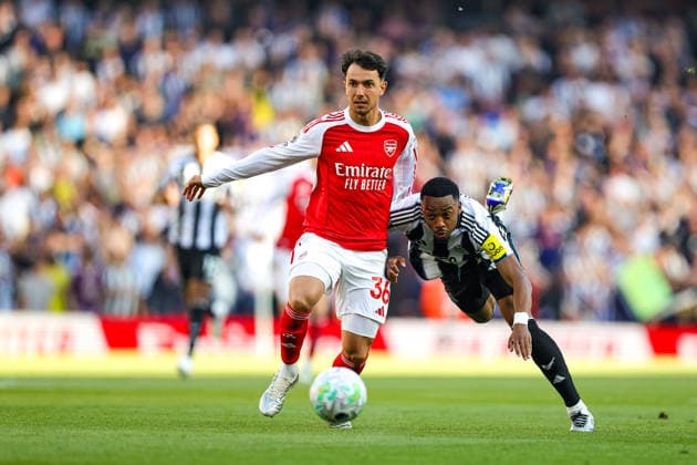 Arsenal v Newcastle United, Premier League Martin Zubimendi (36) of Arsenal tussles with Joe Willock (28) of Newcastle United during the Premier League match between Arsenal and Newcastle United at the Emirates Stadium, London, UK on 25 April 2026. Editorial use only DataCo restrictions apply See www.football-dataco.com , Copyright: xNigelxKeenex PSI-24153-0033
