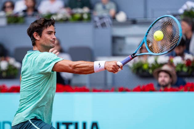 Mutua Madrid Open - Day Six MADRID, SPAIN - APRIL 25: Mariano Navone of Argentina plays a backhand against Alexander Zverev of Germany in the Men s Singles Round of 64 match during the Mutua Madrid Open 2026 tournament celebrated at La Caja Magica on April 25, 2026 in Madrid, Spain. Madrid La Caja Magica Madrid Spain Copyright: xAlbertoxGardinx AGardin_20260425_Tennis_Madrid_Day6_0555