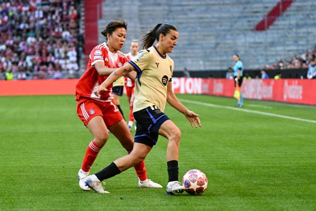 Soccer I Women I Season 2025 2026 I Champions League I Semi-final I FC Bayern Munich FC Barcelona I 25 04 2026 Duel Momoko Tanikawa 18, FC Bayern Munich vs Patri Guijarro 12, FC Barcelona Munich Allianz Arena Werner Heisenberg Allee 25 Bayern Germany Copyright: xLobeca InesxHähnelx