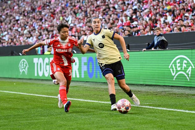 Soccer I Women I Season 2025 2026 I Champions League I Semi-final I FC Bayern Munich FC Barcelona I 25 04 2026 Duel Momoko Tanikawa 18, FC Bayern Munich vs Patri Guijarro 12, FC Barcelona Munich Allianz Arena Werner Heisenberg Allee 25 Bayern Germany Copyright: xLobeca InesxHähnelx