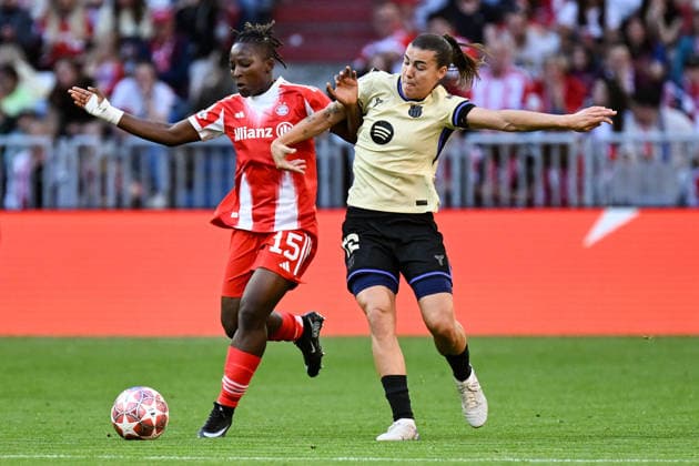Soccer I Women I Season 2025 2026 I Champions League I Semifinal I FC Bayern Munich FC Barcelona I 25 04 2026 duel Bernadette Kakounan 15, FC Bayern Munich vs Patri Guijarro 12, FC Barcelona Munich Allianz Arena Werner Heisenberg Allee 25 Bayern Germany Copyright: xLobeca InesxHähnelx