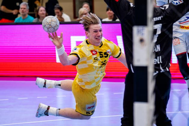 Krefeld, 24 04 2026, Handball, Men, 2 Bundesliga, 29 Matchday, 2025 2026 HSG Krefeld Niederrhein VFL Lübeck Schwartau Niklas Ingenpaß HSG Krefeld Niederrhein, 55 on goal throw