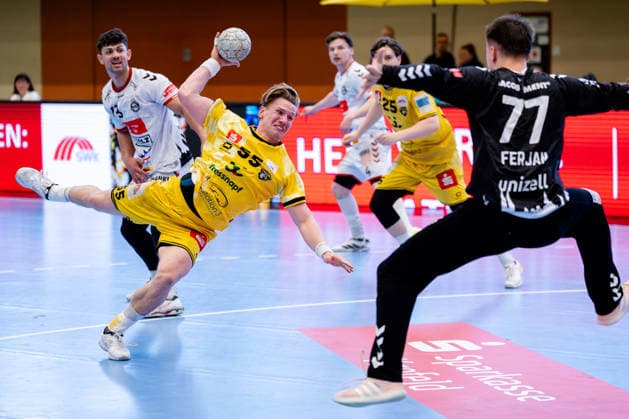 Krefeld, 24 04 2026, Handball, Men, 2 Bundesliga, Matchday 29, 2025 2026 HSG Krefeld Niederrhein VFL Lübeck Schwartau Niklas Ingenpaß HSG Krefeld Niederrhein, 55 on goal throw against Mark Ferjan VfL Lübeck Schwartau, 77