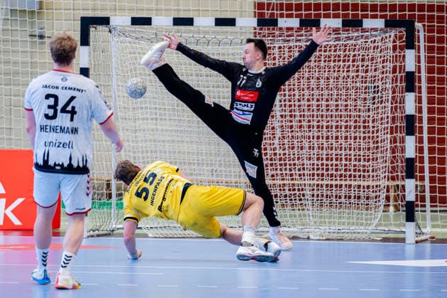 Krefeld, 24 04 2026, Handball, Men, 2 Bundesliga, 29 Matchday, 2025 2026 HSG Krefeld Niederrhein VFL Lübeck Schwartau Mark Ferjan VfL Lübeck Schwartau, 77 with a save against Niklas Ingenpaß HSG Krefeld Niederrhein, 55
