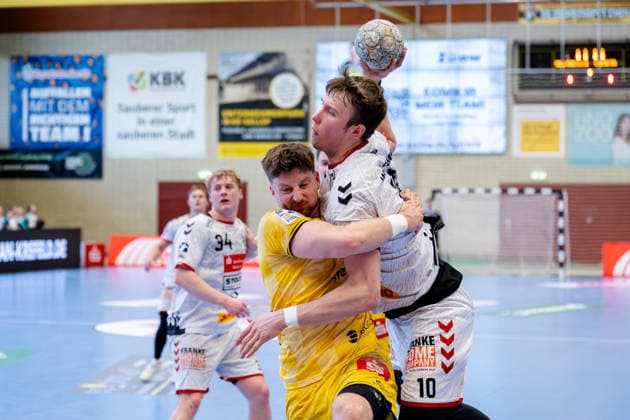 Krefeld, 24 04 2026, Handball, Men, 2 Bundesliga, 29 Matchday, 2025 2026 HSG Krefeld Niederrhein VFL Lübeck Schwartau Ole Hagedorn VfL Lübeck Schwartau, 10 in duel with Lucas Schneider HSG Krefeld Niederrhein, 11