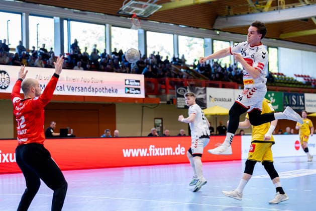 Krefeld, 24 04 2026, Handball, Men, 2 Bundesliga, 29 Matchday, 2025 2026 HSG Krefeld Niederrhein VFL Lübeck Schwartau Alexander Hartwig VfL Lübeck Schwartau, 24 on goal throw against Pau Guitart HSG Krefeld Niederrhein Niederrhein, 12
