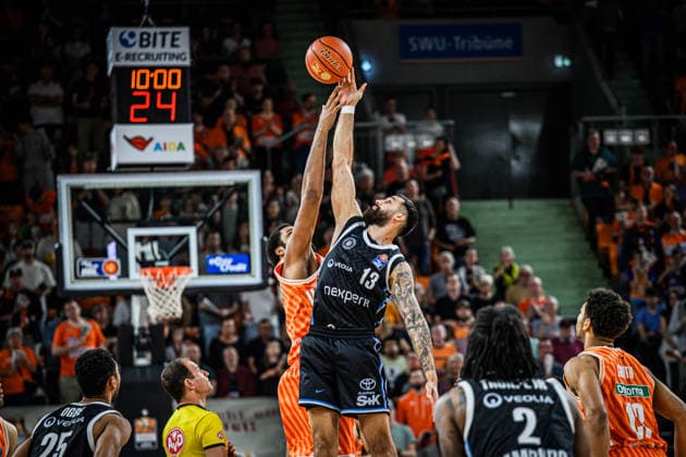 Neu Ulm, Germany, 25 04 26 Joel Soriano ratiopharm ulm and Martin Breunig Veolia Towers Hamburg battle for the ball during the Basketball Bundesliga match between ratiopharm ulm vs Veolia Towers Hamburg at the ratiopharm Arena on April 25, 2026 in Neu Ulm, Germany Photo by Harry Langer DeFodi Images ratiopharm Arena, Germany, 25 04 26 Joel Soriano ratiopharm ulm and Martin Breunig Veolia Towers Hamburg battle for the ball during the Basketball Bundesliga match between ratiopharm ulm vs Veolia Towers Hamburg at Neu Ulm on April 25, 2026 in ratiopharm Arena, Germany Photo by Harry Langer DeFodi Images Photo by Harry Langer DeFodi Images