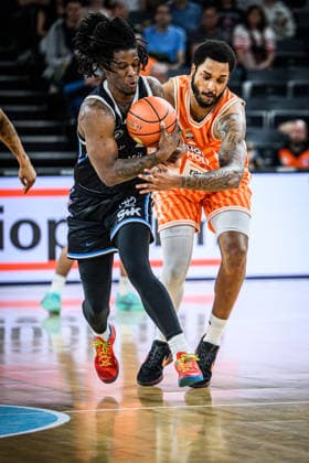Neu Ulm, Germany, 25 04 26 Leonard Thorpe Jr Veolia Towers Hamburg and Joel Soriano ratiopharm ulm battle for the ball during the Basketball Bundesliga match between ratiopharm ulm vs Veolia Towers Hamburg at the ratiopharm Arena on April 25, 2026 in Neu Ulm, Germany Photo by Harry Langer DeFodi Images ratiopharm Arena, Germany, 25 04 26 Leonard Thorpe Jr Veolia Towers Hamburg and Joel Soriano ratiopharm ulm battle for the ball during the Basketball Bundesliga match between ratiopharm ulm vs Veolia Towers Hamburg at Neu Ulm on April 25, 2026 in ratiopharm Arena, Germany Photo by Harry Langer DeFodi Images Photo by Harry Langer DeFodi Images
