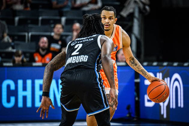 Neu Ulm, Germany, 25 04 26 Leonard Thorpe Jr Veolia Towers Hamburg and Nelson Weidemann ratiopharm ulm battle for the ball during the Basketball Bundesliga match between ratiopharm ulm vs Veolia Towers Hamburg at ratiopharm Arena on April 25, 2026 in Neu Ulm, Germany Photo by Harry Langer DeFodi Images ratiopharm Arena, Germany, 25 04 26 Leonard Thorpe Jr Veolia Towers Hamburg and Nelson Weidemann ratiopharm ulm battle for the ball during the Basketball Bundesliga match between ratiopharm ulm vs Veolia Towers Hamburg at Neu Ulm on April 25, 2026 in ratiopharm Arena, Germany Photo by Harry Langer DeFodi Images Photo by Harry Langer DeFodi Images