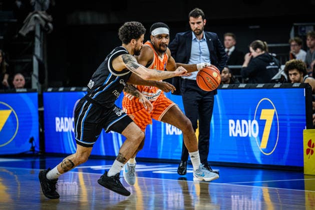 Neu Ulm, Germany, 25 04 26 Devon Daniels Veolia Towers Hamburg and Justin Simon ratiopharm ulm battle for the ball during the Basketball Bundesliga match between ratiopharm ulm vs Veolia Towers Hamburg at the ratiopharm Arena on April 25, 2026 in Neu Ulm, Germany Photo by Harry Langer DeFodi Images ratiopharm Arena, Germany, 25 04 26 Devon Daniels Veolia Towers Hamburg and Justin Simon ratiopharm ulm battle for the ball during the Basketball Bundesliga match between ratiopharm ulm vs Veolia Towers Hamburg at Neu Ulm on April 25, 2026 in ratiopharm Arena, Germany Photo by Harry Langer DeFodi Images Photo by Harry Langer DeFodi Images