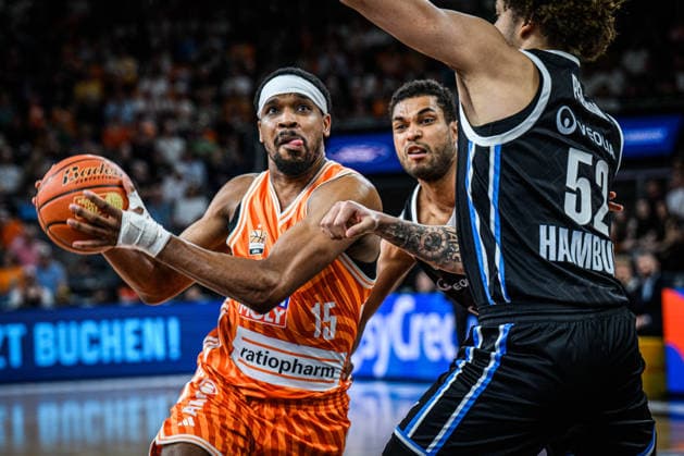 Neu Ulm, Germany, 25 04 26 Justin Simon ratiopharm ulm and Zacharie Perrin Veolia Towers Hamburg battle for the ball during the Basketball Bundesliga match between ratiopharm ulm vs Veolia Towers Hamburg at ratiopharm Arena on April 25, 2026 in Neu Ulm, Germany Photo by Harry Langer DeFodi Images ratiopharm Arena, Germany, 25 04 26 Justin Simon ratiopharm ulm and Zacharie Perrin Veolia Towers Hamburg battle for the ball during the Basketball Bundesliga match between ratiopharm ulm vs Veolia Towers Hamburg at Neu Ulm on April 25, 2026 in ratiopharm Arena, Germany Photo by Harry Langer DeFodi Images Photo by Harry Langer DeFodi Images