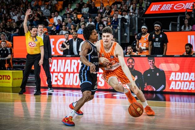 Neu Ulm, Germany, 25 04 26 Ross Williams Veolia Towers Hamburg and Diego Garavaglia ratiopharm ulm battle for the ball during the Basketball Bundesliga match between ratiopharm ulm vs Veolia Towers Hamburg at the ratiopharm Arena on April 25, 2026 in Neu Ulm, Germany Photo by Harry Langer DeFodi Images ratiopharm Arena, Germany, 25 04 26 Ross Williams Veolia Towers Hamburg and Diego Garavaglia ratiopharm ulm battle for the ball during the Basketball Bundesliga match between ratiopharm ulm vs Veolia Towers Hamburg at Neu Ulm on April 25, 2026 in ratiopharm Arena, Germany Photo by Harry Langer DeFodi Images Photo by Harry Langer DeFodi Images