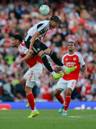 Premier League 2025 26 Arsenal v Newcastle United Emirates Stadium 25.04.2026 William Osula of Newcastle United and William Saliba of Arsenal Premier League 2025 26 Arsenal v Newcastle United Emirates Stadium 25.04.2026 Photograph By Marc Aspland The Times  Copyright: xMarcxAsplandx NINTCHDBPICT001076185593