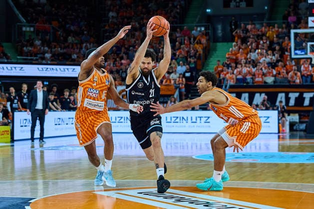 Justin Simon ratiopharm ulm, 15 , Devon Daniels Veolia Towers Hamburg, 21 , Mark Smith ratiopharm ulm, 13 GER, ratiopharm ulm vs Veolia Towers Hamburg, Basketball, Matchday 31, EasyCredit BBL, Season 2025 2026, 25 04 2026 GER, ratiopharm ulm vs Veolia Towers Hamburg, Basketball, Matchday 31, EasyCredit BBL, Season 2025 2026, 25 04 2026 New Ulm Copyright: xEibner-Pressefoto GeraldxOelze-dexStoppanyx EP_ODS