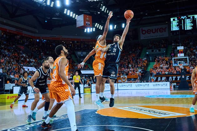 Joel Soriano ratiopharm ulm, 12 , Malik Osborne ratiopharm ulm, 10 , Devon Daniels Veolia Towers Hamburg, 21 GER, ratiopharm ulm vs Veolia Towers Hamburg, Basketball, Matchday 31, EasyCredit BBL, Season 2025 2026, 25 04 2026 GER, ratiopharm ulm vs Veolia Towers Hamburg, Basketball, Matchday 31, EasyCredit BBL, Season 2025 2026, 25 04 2026 New Ulm Copyright: xEibner-Pressefoto GeraldxOelze-dexStoppanyx EP_ODS