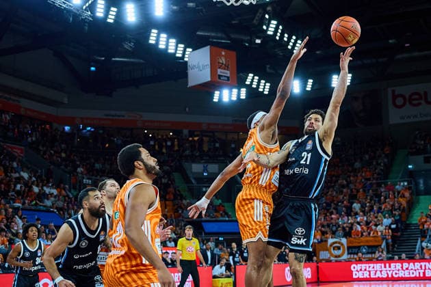 Joel Soriano ratiopharm ulm, 12 , Malik Osborne ratiopharm ulm, 10 , Devon Daniels Veolia Towers Hamburg, 21 GER, ratiopharm ulm vs Veolia Towers Hamburg, Basketball, Matchday 31, EasyCredit BBL, Season 2025 2026, 25 04 2026 GER, ratiopharm ulm vs Veolia Towers Hamburg, Basketball, Matchday 31, EasyCredit BBL, Season 2025 2026, 25 04 2026 New Ulm Copyright: xEibner-Pressefoto GeraldxOelze-dexStoppanyx EP_ODS