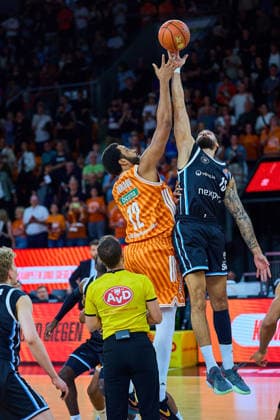 TippOff Joel Soriano ratiopharm ulm, 12 and Martin Breuning Veolia Towers Hamburg, 13 GER, ratiopharm ulm vs Veolia Towers Hamburg, Basketball, Matchday 31, EasyCredit BBL, Season 2025 2026, 25 04 2026 GER, ratiopharm ulm vs Veolia Towers Hamburg, Basketball, Matchday 31, EasyCredit BBL, Season 2025 2026, 25 04 2026 New Ulm Copyright: xEibner-Pressefoto GeraldxOelze-dexStoppanyx EP_ODS