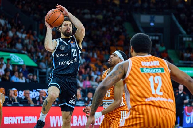 Throw Devon Daniels Veolia Towers Hamburg, 21 m Justin Simon ratiopharm ulm, 15 , Joel Soriano ratiopharm ulm, 12 GER, ratiopharm ulm vs Veolia Towers Hamburg, Basketball, Matchday 31, EasyCredit BBL, Season 2025 2026, 25 04 2026 GER, ratiopharm ulm vs Veolia Towers Hamburg, Basketball, Matchday 31, EasyCredit BBL, Season 2025 2026, 25 04 2026 New Ulm Copyright: xEibner-Pressefoto GeraldxOelze-dexStoppanyx EP_ODS