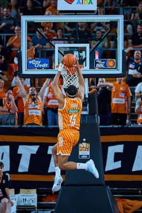 Dunking, Dunk by Justin Simon ratiopharm ulm, 15 in front of the Fankurve GER, ratiopharm ulm vs Veolia Towers Hamburg, Basketball, Matchday 31, EasyCredit BBL, Season 2025 2026, 25 04 2026 GER, ratiopharm ulm vs Veolia Towers Hamburg, Basketball, Matchday 31, EasyCredit BBL, Season 2025 2026, 25 04 2026 New Ulm Copyright: xEibner-Pressefoto GeraldxOelze-dexStoppanyx EP_ODS
