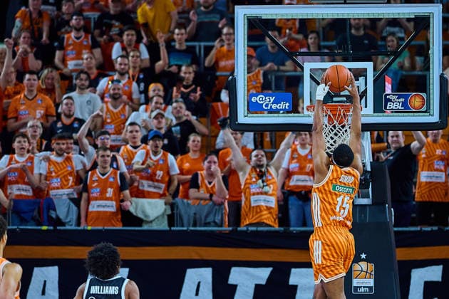 Dunking, Dunk by Justin Simon ratiopharm ulm, 15 in front of the Fankurve GER, ratiopharm ulm vs Veolia Towers Hamburg, Basketball, Matchday 31, EasyCredit BBL, Season 2025 2026, 25 04 2026 GER, ratiopharm ulm vs Veolia Towers Hamburg, Basketball, Matchday 31, EasyCredit BBL, Season 2025 2026, 25 04 2026 New Ulm Copyright: xEibner-Pressefoto GeraldxOelze-dexStoppanyx EP_ODS