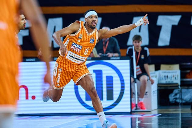 Cheers Justin Simon ratiopharm ulm, 15 GER, ratiopharm ulm vs Veolia Towers Hamburg, Basketball, Matchday 31, EasyCredit BBL, Season 2025 2026, 25 04 2026 GER, ratiopharm ulm vs Veolia Towers Hamburg, Basketball, Matchday 31, EasyCredit BBL, Season 2025 2026, 25 04 2026 New Ulm Copyright: xEibner-Pressefoto GeraldxOelze-dexStoppanyx EP_ODS