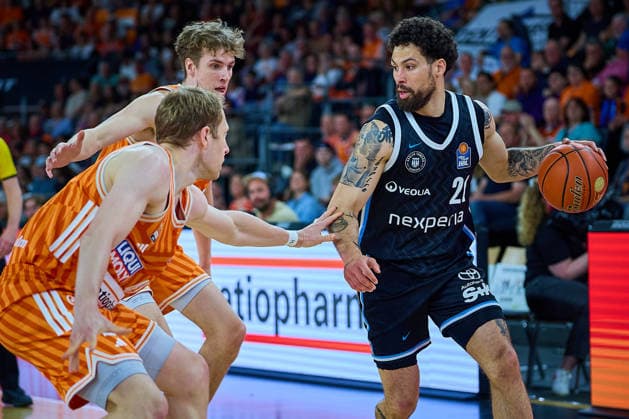 Christian Sengfelder ratiopharm ulm, 43 , Tobias Jensen ratiopharm ulm, 07 , Devon Daniels Veolia Towers Hamburg, 21 GER, ratiopharm ulm vs Veolia Towers Hamburg, Basketball, Matchday 31, EasyCredit BBL, Season 2025 2026, 25 04 2026 GER, ratiopharm ulm vs Veolia Towers Hamburg, Basketball, Matchday 31, EasyCredit BBL, Season 2025 2026, 25 04 2026 New Ulm Copyright: xEibner-Pressefoto GeraldxOelze-dexStoppanyx EP_ODS