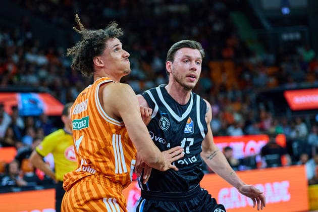 Alec Anigbata ratiopharm ulm, 21 , Niklas Wimberg Veolia Towers Hamburg, 17 GER, ratiopharm ulm vs Veolia Towers Hamburg, Basketball, Matchday 31, EasyCredit BBL, Season 2025 2026, 25 04 2026 GER, ratiopharm ulm vs Veolia Towers Hamburg, Basketball, Matchday 31, EasyCredit BBL, Season 2025 2026, 25 04 2026 New Ulm Copyright: xEibner-Pressefoto GeraldxOelze-dexStoppanyx EP_ODS