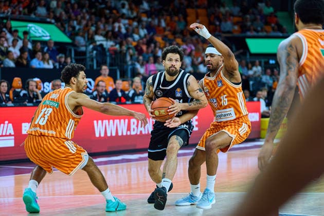Mark Smith ratiopharm ulm, 13 , Devon Daniels Veolia Towers Hamburg, 21 , Justin Simon ratiopharm ulm, 15 GER, ratiopharm ulm vs Veolia Towers Hamburg, Basketball, Matchday 31, EasyCredit BBL, Season 2025 2026, 25 04 2026 GER, ratiopharm ulm vs Veolia Towers Hamburg, Basketball, Matchday 31, EasyCredit BBL, Season 2025 2026, 25 04 2026 New Ulm Copyright: xEibner-Pressefoto GeraldxOelze-dexStoppanyx EP_ODS