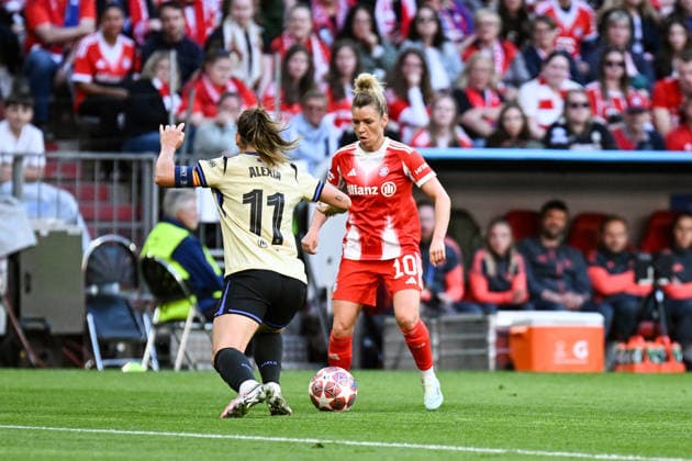 Soccer I Women I Season 2025 2026 I Champions League I Semi-final I FC Bayern Munich FC Barcelona I 25 04 2026 duel Alexia Putellas 11, FC Barcelona vs Linda Dallmann 10, FC Bayern Munich Munich Allianz Arena Werner Heisenberg Allee 25 Bayern Germany Copyright: xLobeca InesxHähnelx