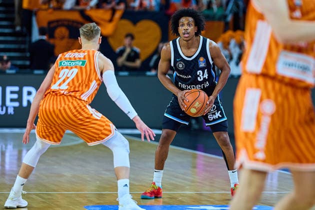 Thomas Klepeisz ratiopharm ulm, 22 , Ross Williams Veolia Towers Hamburg, 34 GER, ratiopharm ulm vs Veolia Towers Hamburg, Basketball, 31 Matchday, EasyCredit BBL, Season 2025 2026, 25 04 2026 GER, ratiopharm ulm vs Veolia Towers Hamburg, Basketball, 31 Matchday, EasyCredit BBL, Season 2025 2026, 25 04 2026 New Ulm Copyright: xEibner-Pressefoto GeraldxOelze-dexStoppanyx EP_ODS