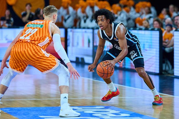 duel, duel between Thomas Klepeisz ratiopharm ulm, 22 , Ross Williams Veolia Towers Hamburg, 34 GER, ratiopharm ulm vs Veolia Towers Hamburg, Basketball, 31 Matchday, EasyCredit BBL, Season 2025 2026, 25 04 2026 GER, ratiopharm ulm vs Veolia Towers Hamburg, Basketball, 31 Matchday, EasyCredit BBL, Season 2025 2026, 25 04 2026 New Ulm Copyright: xEibner-Pressefoto GeraldxOelze-dexStoppanyx EP_ODS