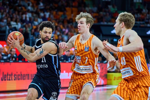 duel, duel between Devon Daniels Veolia Towers Hamburg, 21 and Tobias Jensen ratiopharm ulm, 07 , Christian Sengfelder ratiopharm ulm, 43 GER, ratiopharm ulm vs Veolia Towers Hamburg, Basketball, Matchday 31, EasyCredit BBL, Season 2025 2026, 25 04 2026 GER, ratiopharm ulm vs Veolia Towers Hamburg, Basketball, Matchday 31, EasyCredit BBL, Season 2025 2026, 25 04 2026 New Ulm Copyright: xEibner-Pressefoto GeraldxOelze-dexStoppanyx EP_ODS