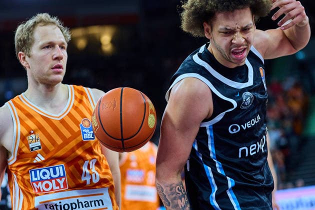 Christian Sengfelder ratiopharm ulm, 43 , Zacharie Perrin Veolia Towers Hamburg, 52 GER, ratiopharm ulm vs Veolia Towers Hamburg, Basketball, 31 Matchday, EasyCredit BBL, Season 2025 2026, 25 04 2026 GER, ratiopharm ulm vs Veolia Towers Hamburg, Basketball, 31 Matchday, EasyCredit BBL, Season 2025 2026, 25 04 2026 New Ulm Copyright: xEibner-Pressefoto GeraldxOelze-dexStoppanyx EP_ODS