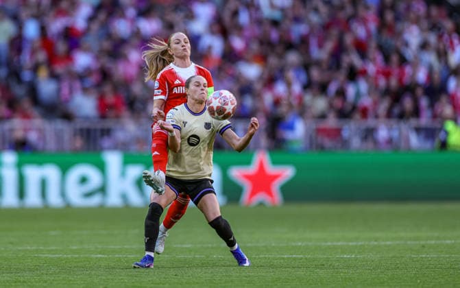 GER, Munich, Bayern Munich vs FC Barcelona, WomenÂs Champions League, Football, UEFA, Season 2025 2026, Allianz Arena, Semifinal, First leg in picture v l Glodis Perla Viggosdottir Bayern Munich 4 , Ewa Pajor FC Barcelona 17 , Duel DFB DFL REGULATIONS PROHIBIT ANY USE OF PHOTOGRAPHS AS IMAGE SEQUENCES AND OR QUASI VIDEO, 25 04 2026 Copyright: HMBxMedia HendrikxHamelau
