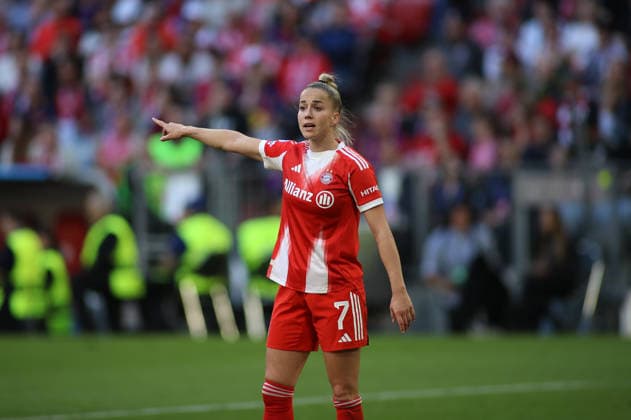 Football, Women, Womens Champions League, semi-final first leg, 2025 2026 season, FC Bayern Munich FC Barcelona, Allianz Arena Giulia Gwinn FC Bayern Munich raises her right arm