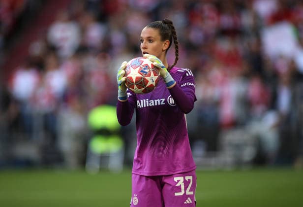 Football, Women, Womens Champions League, semi-final first leg, 2025 2026 season, FC Bayern Munich FC Barcelona, Allianz Arena Ena Mahmutovic FC Bayern Munich with a ball in her hands